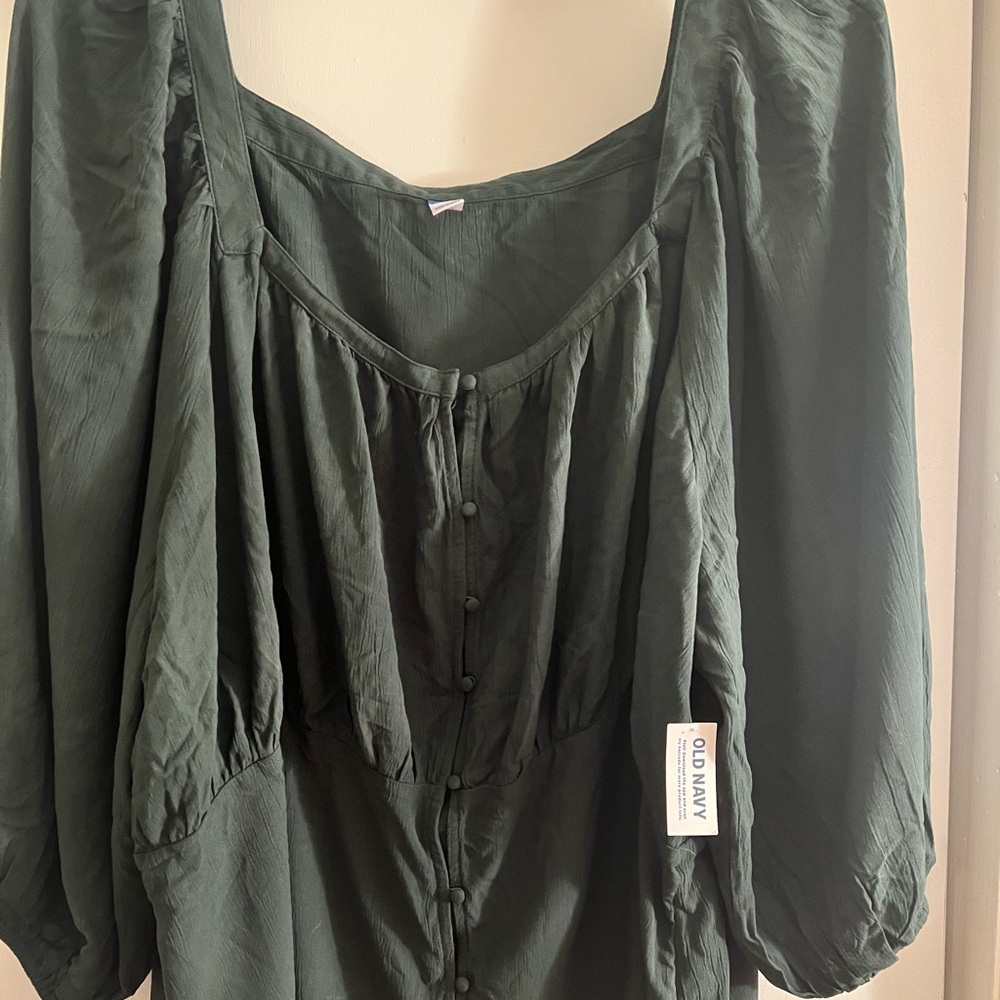 NWT! Green ON Peasant Top